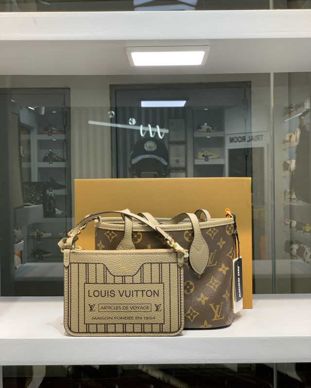 Louis Vuitton Never Full Bandouliere Inside Out BB (1:2)